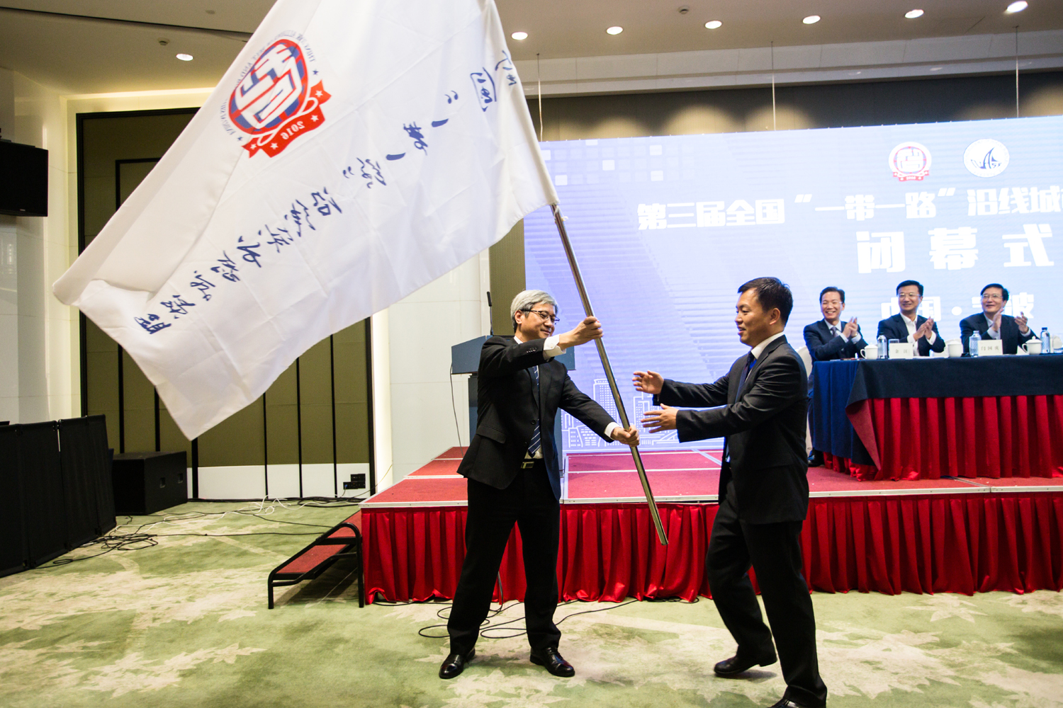 85页后新增版面增加图片yong会旗交接.jpg