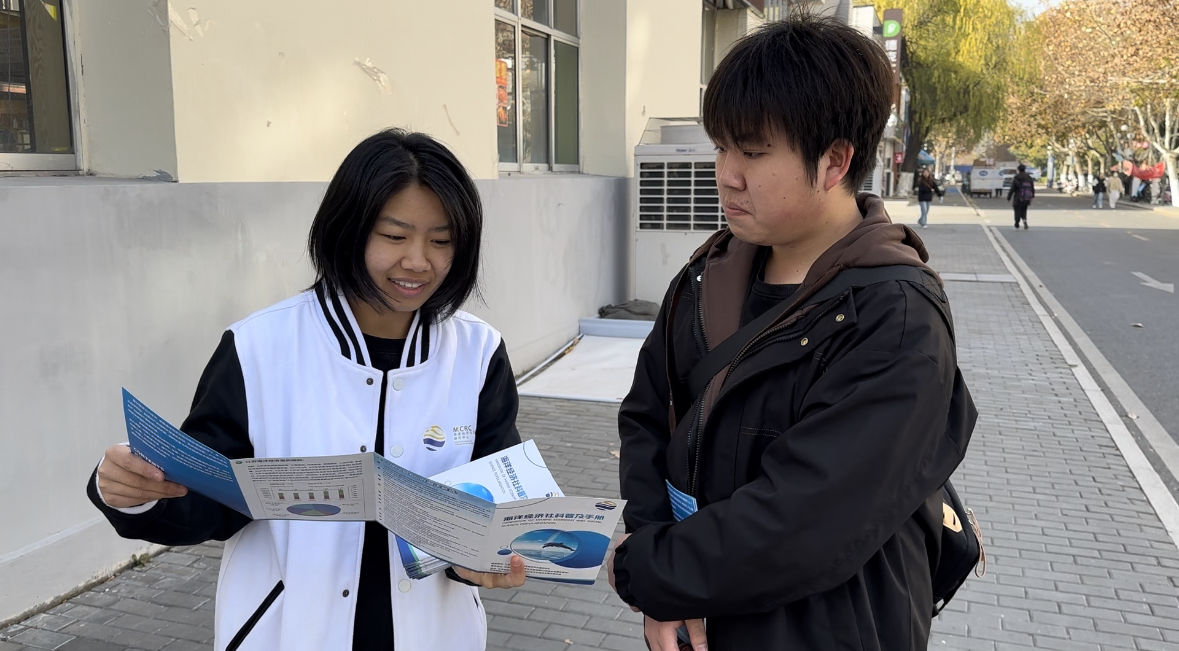 社科普及活动情况-向校园师生宣讲海洋知识.jpg