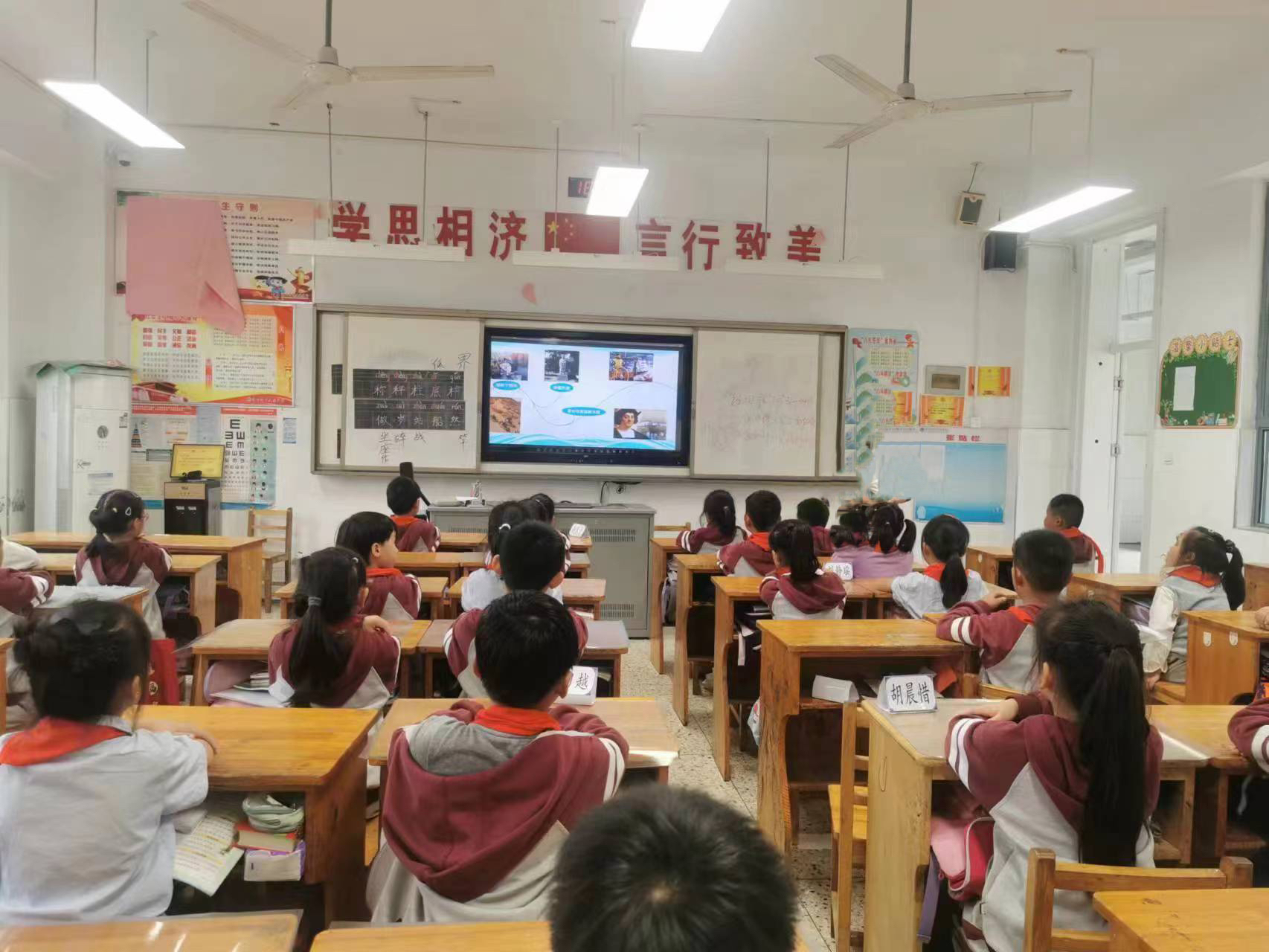 社科普及活动情况-向凤凰学校学生科普海洋变迁过程.JPG