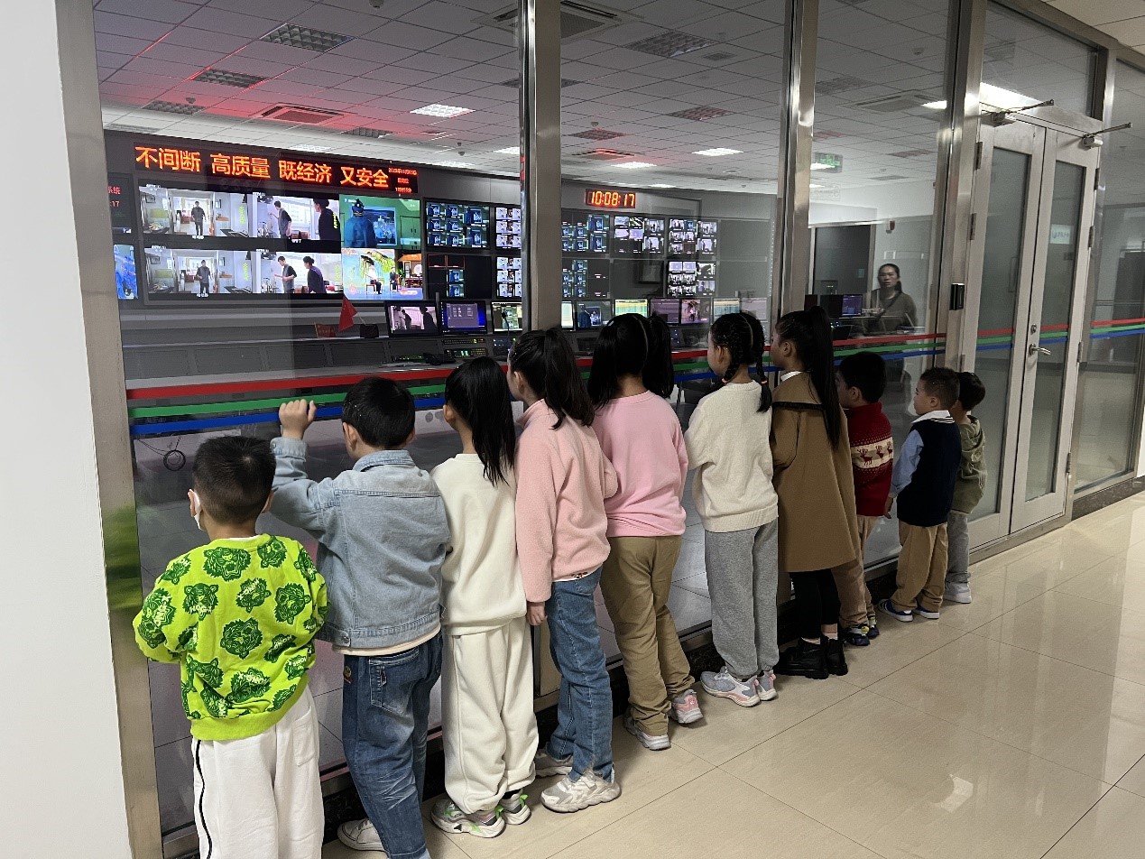 9小小观察员走进广电参观播出机房.jpg